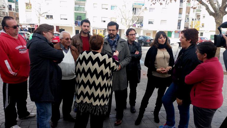 Los concejales del PSOE de Granada hablan con los vecinos del distrito Norte que han visitado este martes