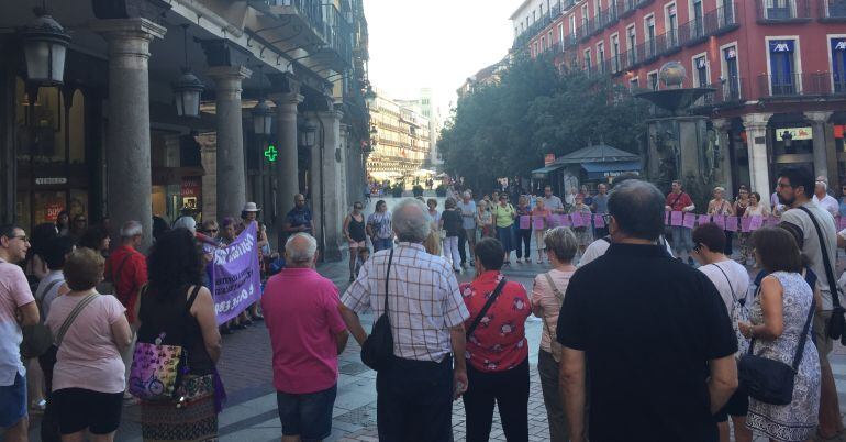 Concentración contra la violencia de género en Fuente Dorada