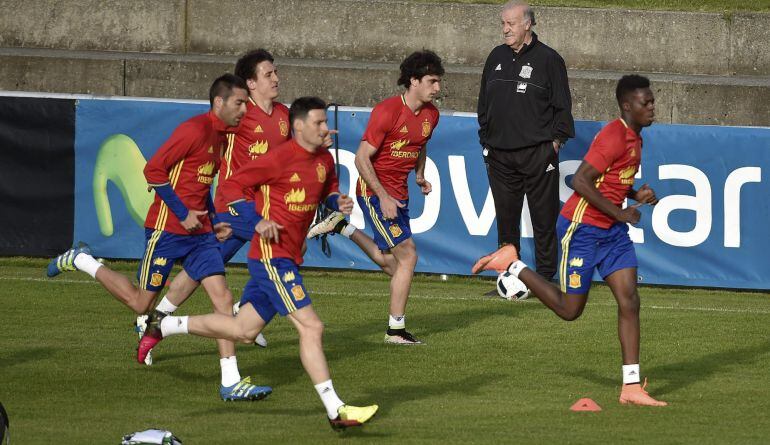 Vicente del Bosque no pierde detalle de uno de los ejercicios del primer entrenamiento en Schruns