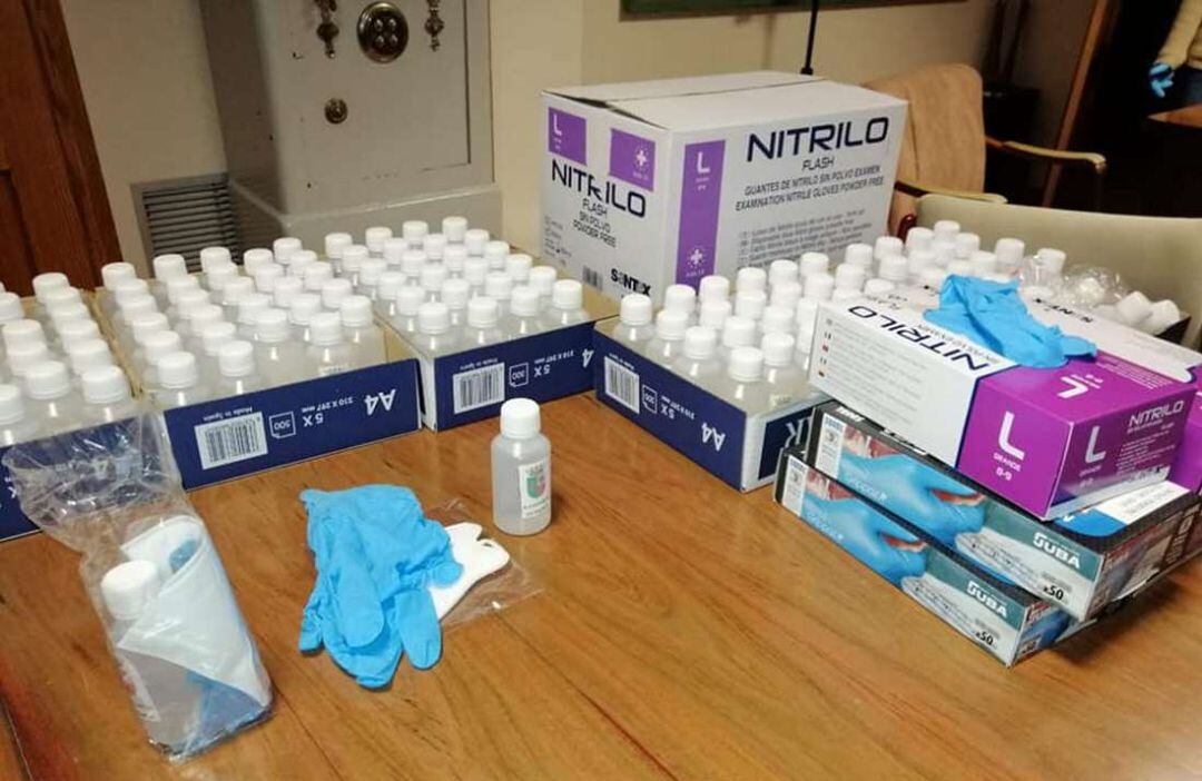 Material para los packs contra el coronavirus para los vecinos de Daimús