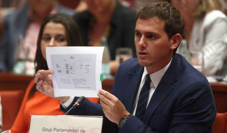 GRA318 BARCELONA, 02/09/2015.- El presidente de Ciudadanos, Albert Rivera, ha descartado hoy &quot;casualidades&quot; cuando hay hasta seis procesos judiciales abiertos que afectan a CDC, por lo que ha avisado al presidente de la Generalitat, Artur Mas, de que su &quot;enemigo&quot; de cara al 27S es &quot;la verdad&quot;. EFE/Toni Albir