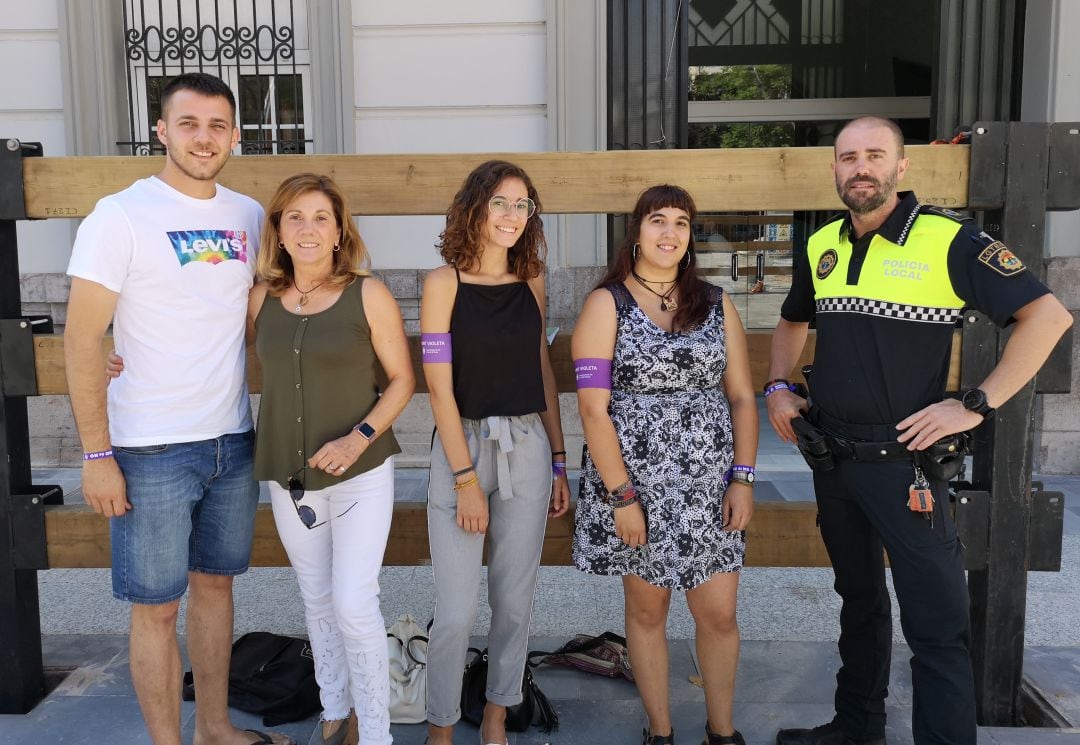 La concejala de Igualdad, Francesca Bartolomé; Carla López y Ana Climente, de Monte de Venus; Diego Morente, agente de la Unidad LGTBI de la Policía Local y el vicepresidente de les Penyes en Festes, Jorge Marqués.