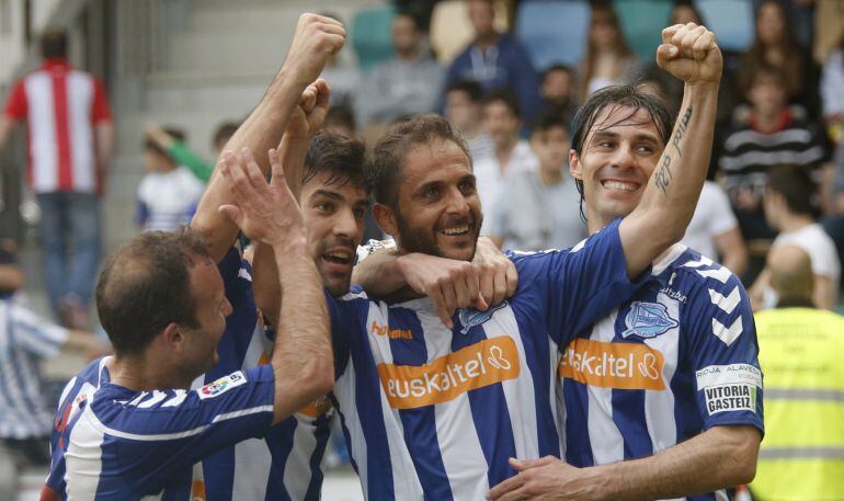 Los jugadores del Alavés celebran el segundo tanto ante el Bilbao Athletic.