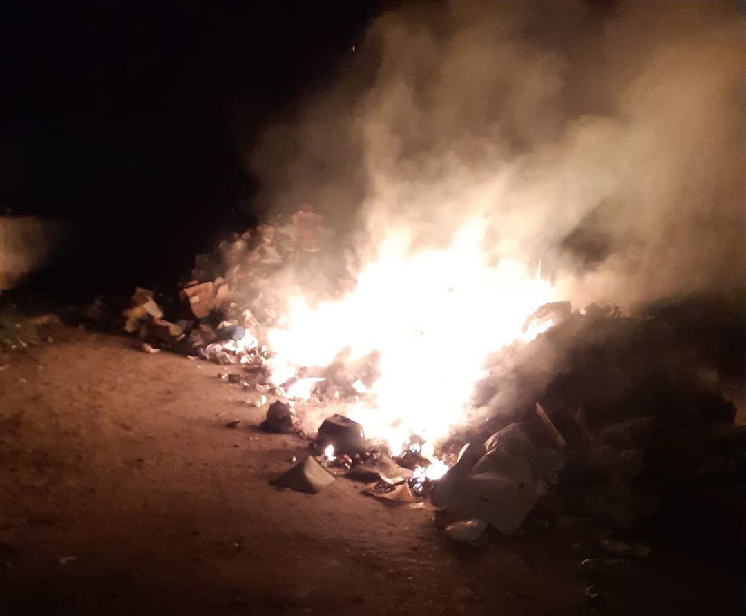 Basura incendiada en Linares.