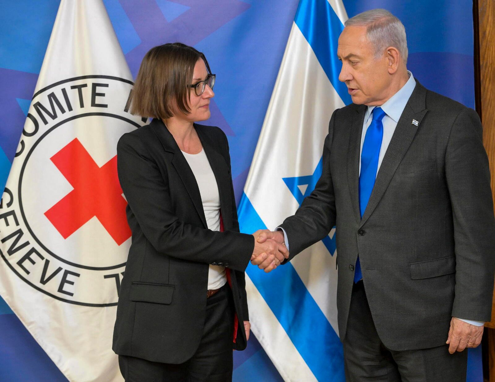 El primer ministro de Israel, Benjamín Netanyah saluda a la presidenta del Comité Internacional de Cruz Roja, Mirjana Spoljaric, durante la reunión que han mantenido este jueves.