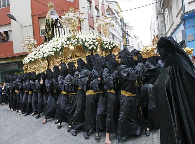Talla de la Virgen de los Dolores de la Cofradía de los Dolores, durante la procesión del Santo Entierro que el Viernes Santo recorre las calles de Ferrol. EFE/Kiko Delgado