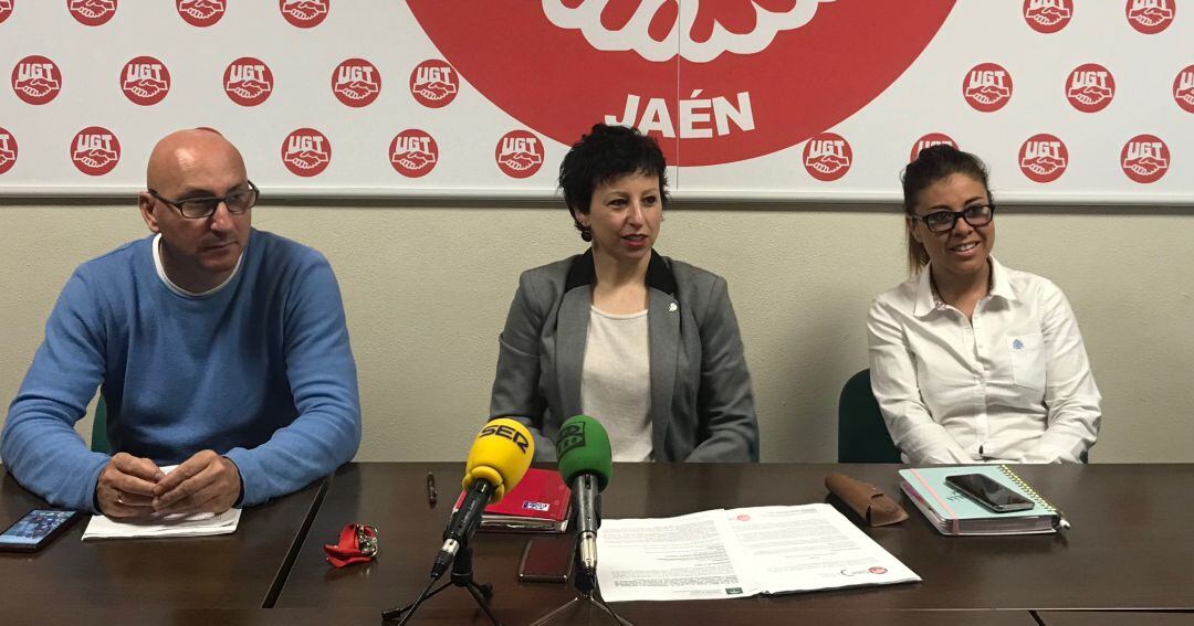 Representantes sindicales durante la rueda de prensa que han ofrecido.