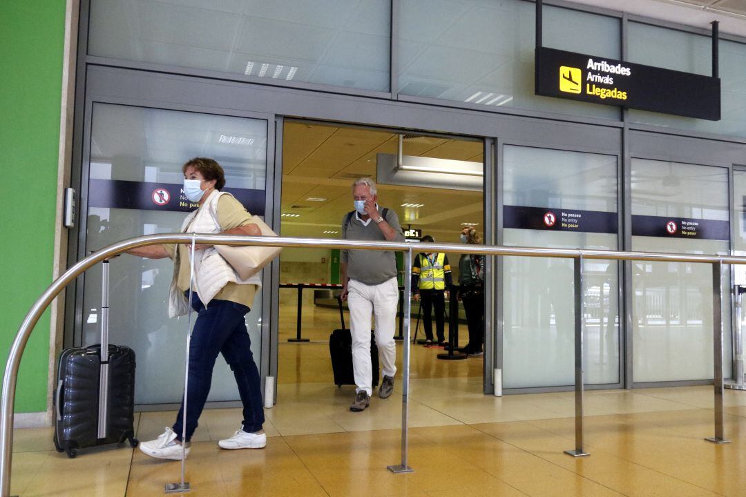 Els passatgers del primer vol que va aterrar a l&#039;aeroport de Girona l&#039;1 de juliol
