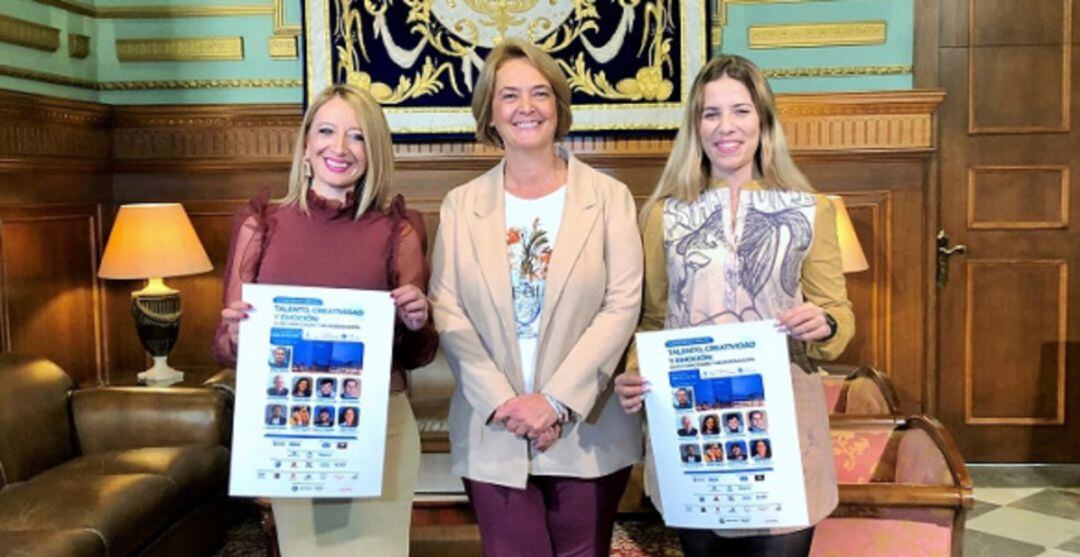 La alcaldesa de Motril, Luisa García Chamorro, presenta el I Congreso de altas capacidades junto con la organizadora del Congreso, Sara Mercado y la concejala de educación, Débora Juárez