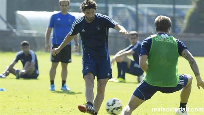 Esteban Granero disputa un balón en el entrenamiento matinal en Zubieta