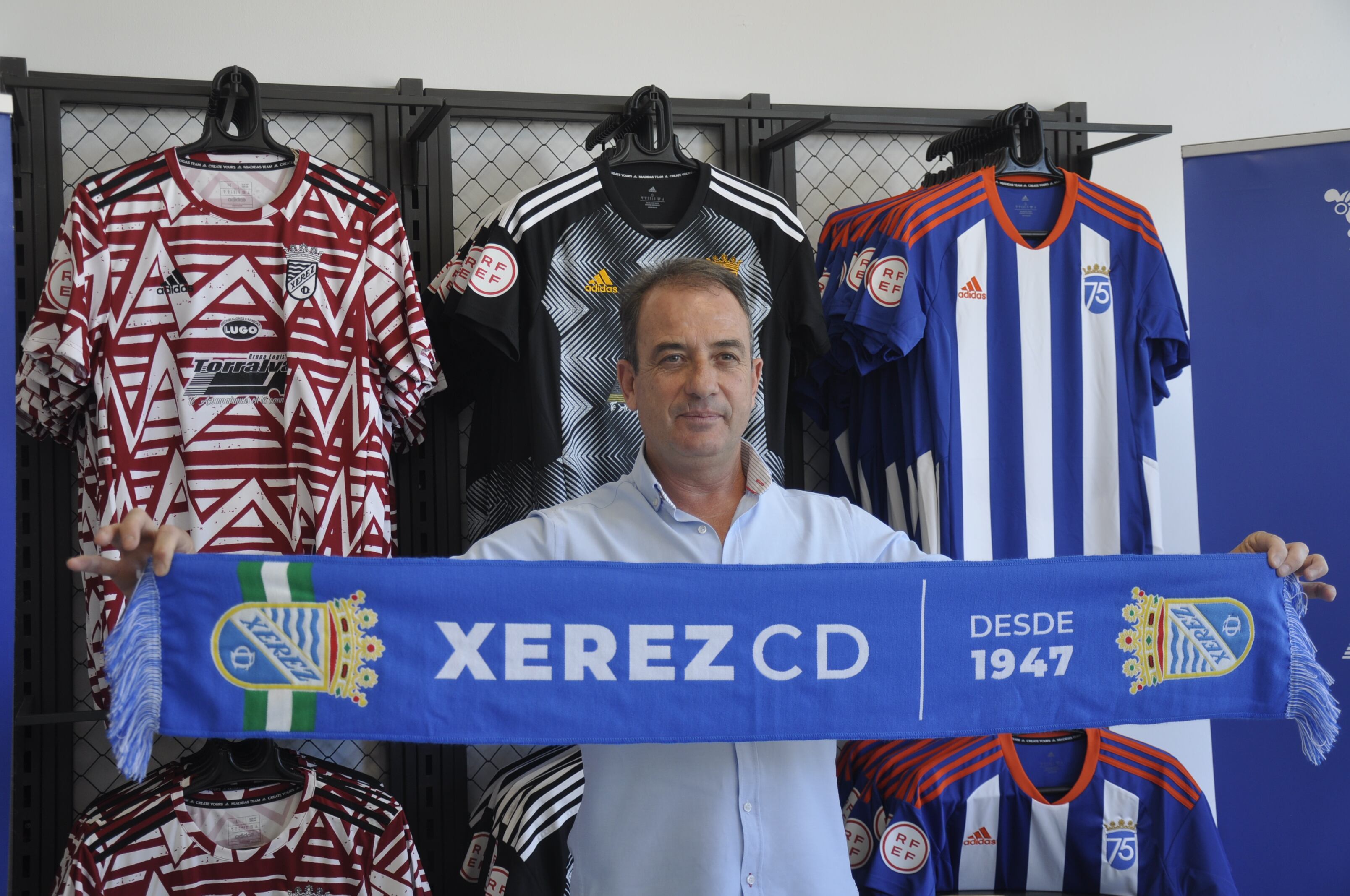 Miguel Ángel Rondán posa con la bufanda del Xerez CD