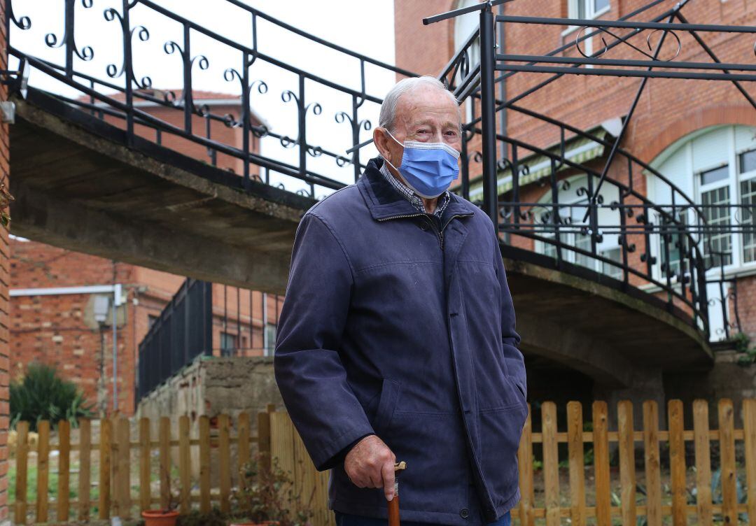 El primer vacunado en Castilla y León, residente en el geriátrico Santa Eugencia de Cevico de la Torre (Palencia)