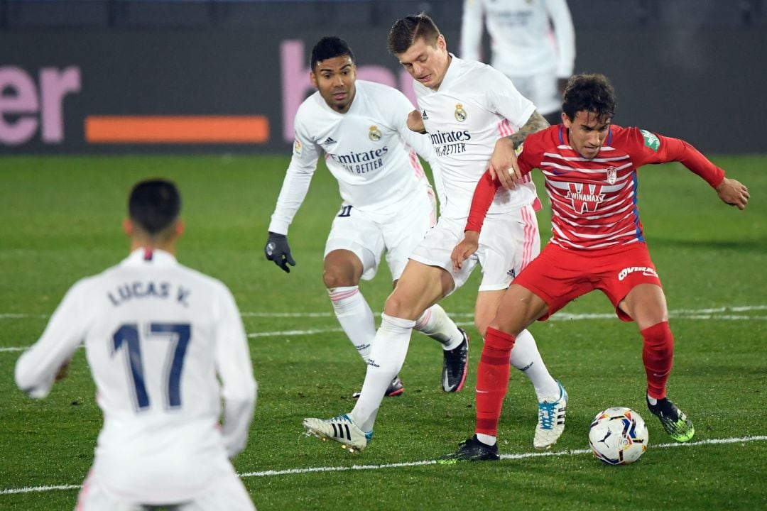 Luis Milla, Kroos y Casemiro disputan un balón. 