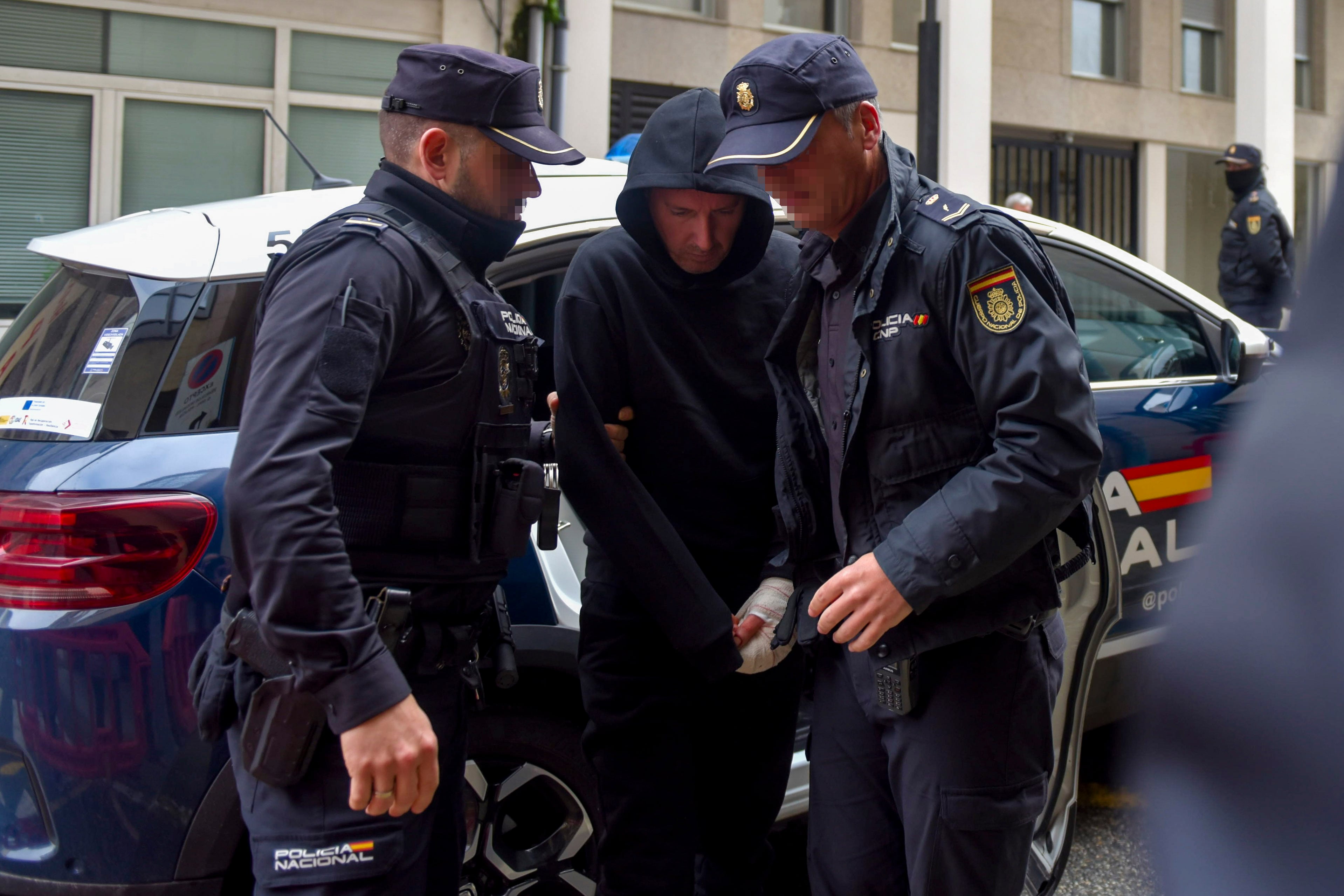 VIVEIRO (LUGO), 20/12/2024.- El sospechoso de haber asesinado a su pareja en Viveiro pasa a disposición judicial este viernes tras haber salido del hospital público de A Mariña, en Burela, donde recibió de nuevo atención médica. EFE/ Eliseo Trigo
