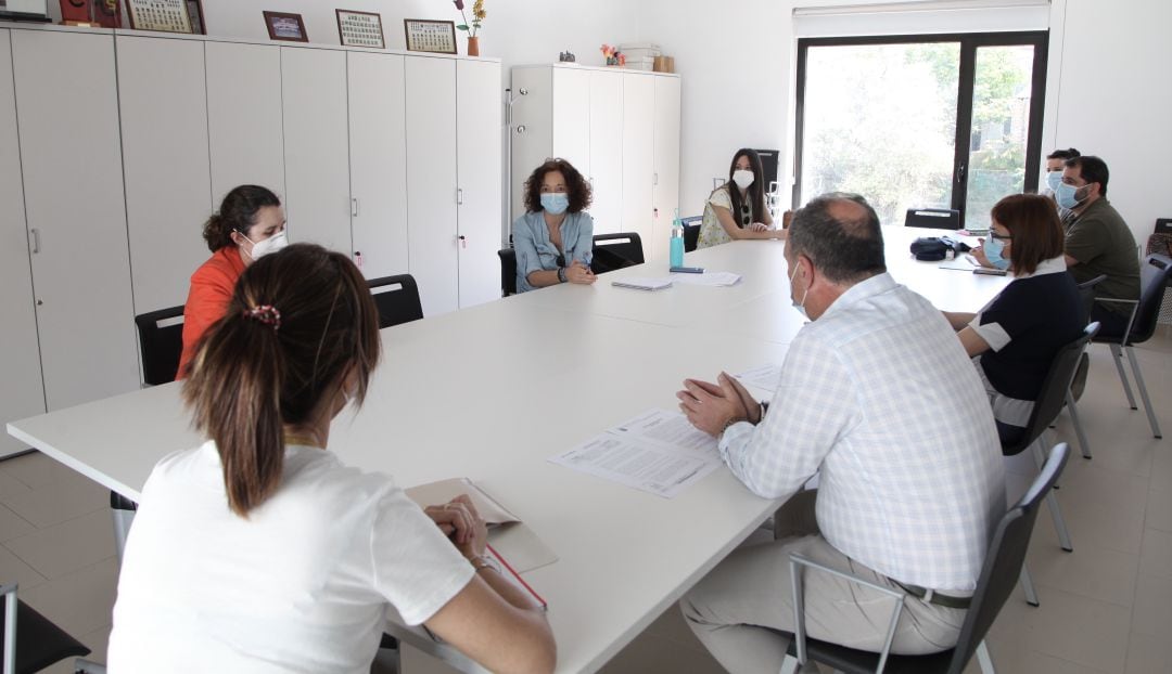 Reunión para organizar la puesta en marcha del Punto de Encuentro Familiar.