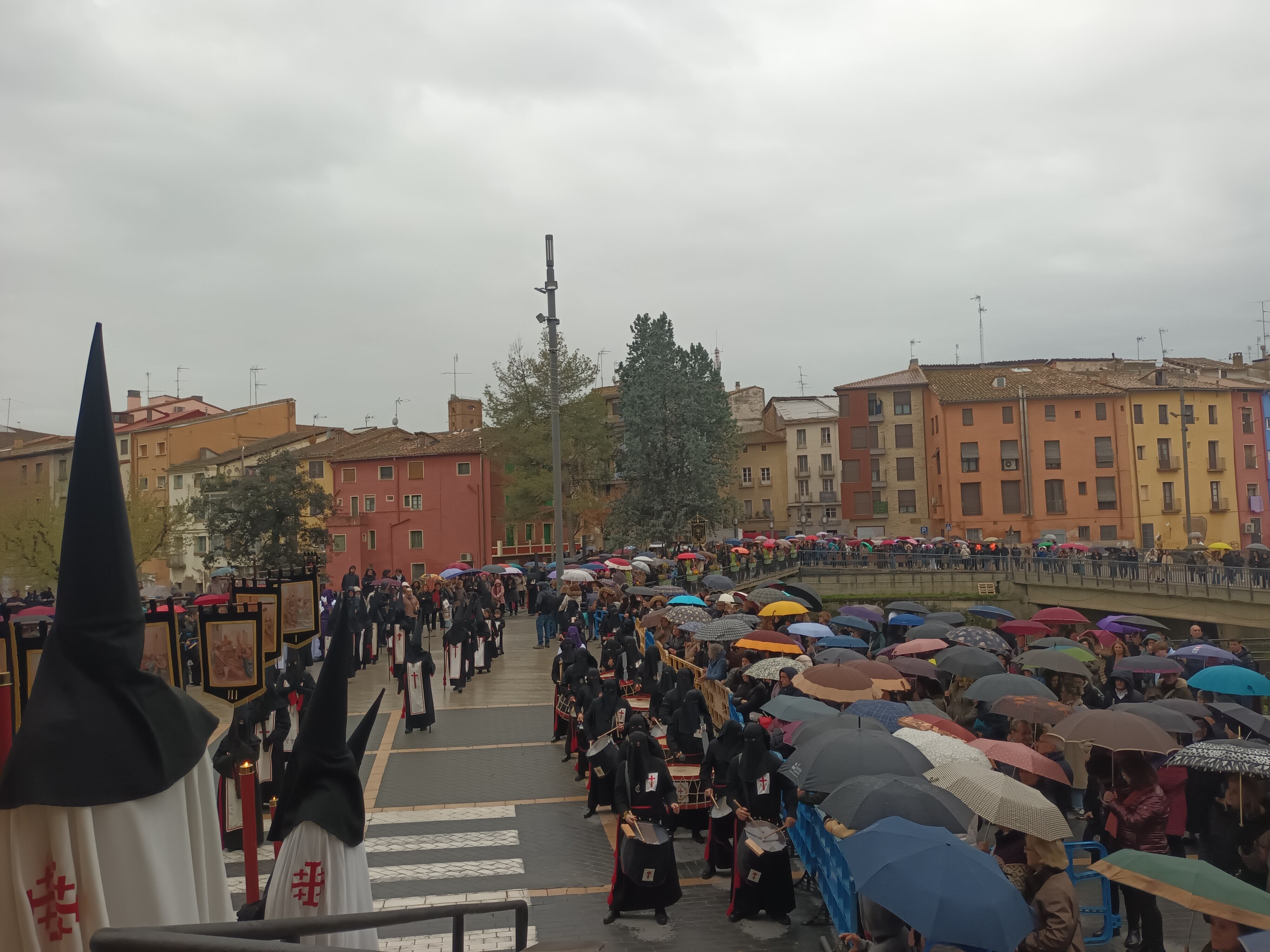 Los cofrades regresan a la Iglesia de San Francisco, tras la suspensión de la procesión del Vía Crucis