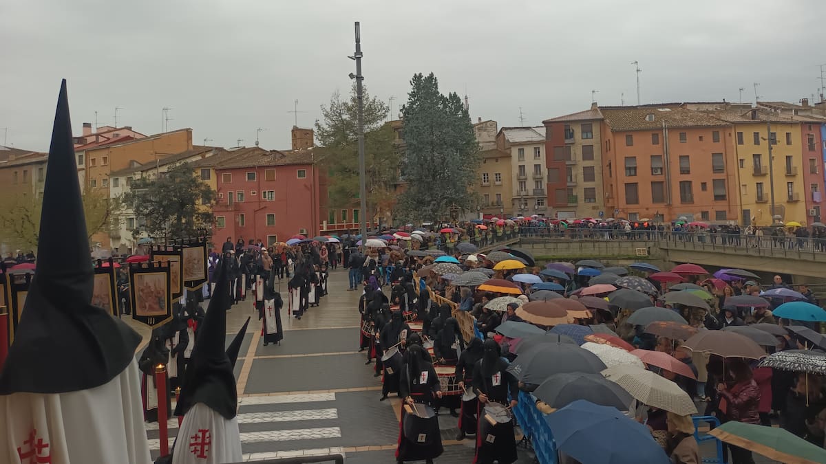 Las cofradías de la zona oriental de Huesca pendientes de la lluvia para la procesión del Santo Entierro