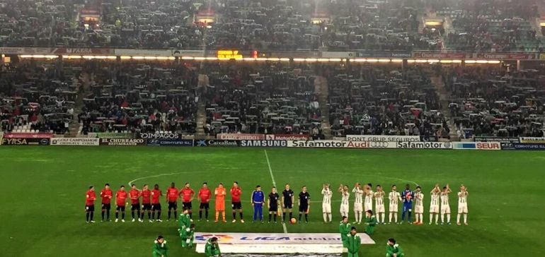 El Córdoba saluda a su afición antes de un partido