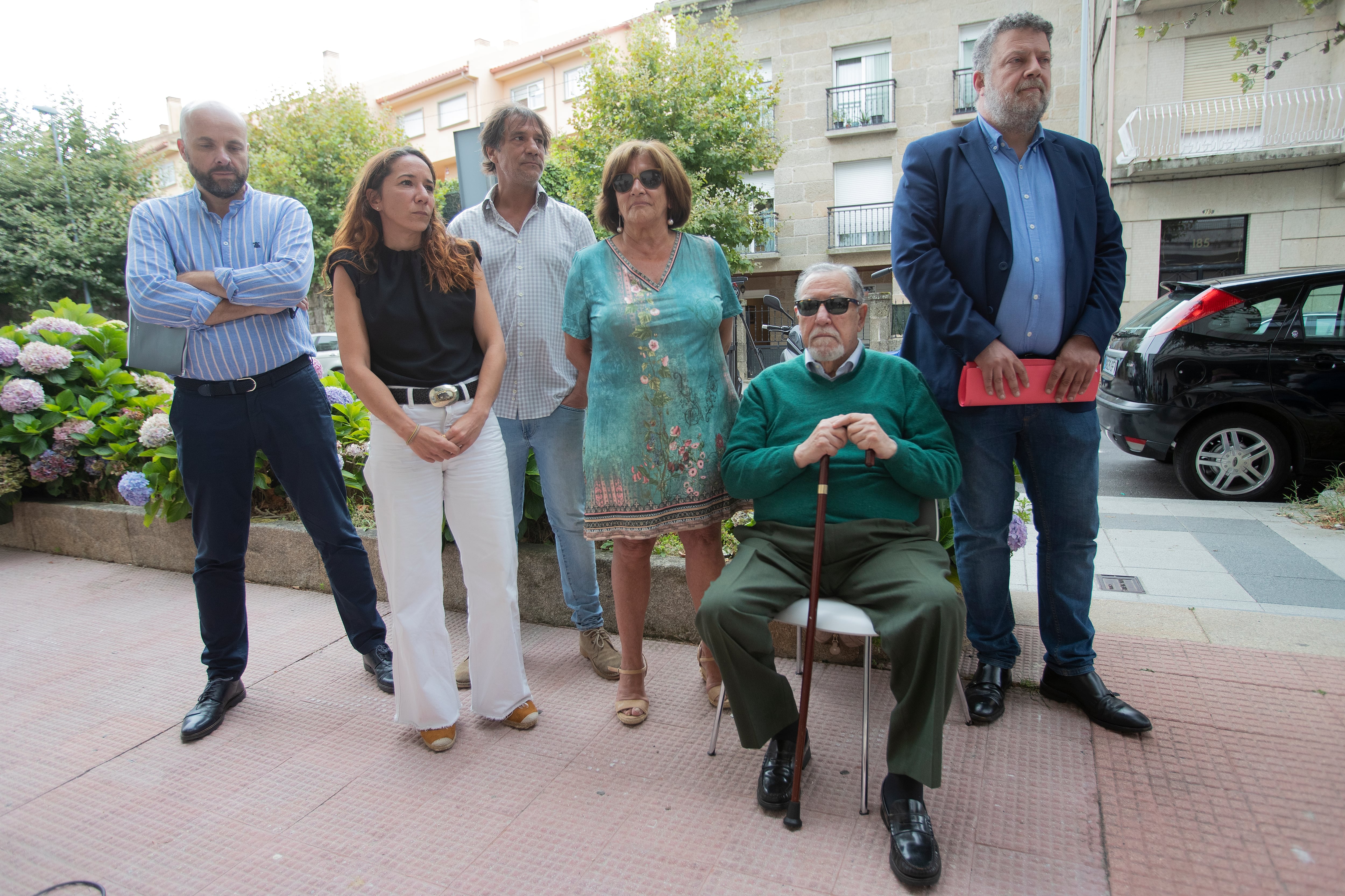 La familia de Déborah Fernández-Cervera y los dos abogados, en una imagen de archivo. EFE / Salvador Sas