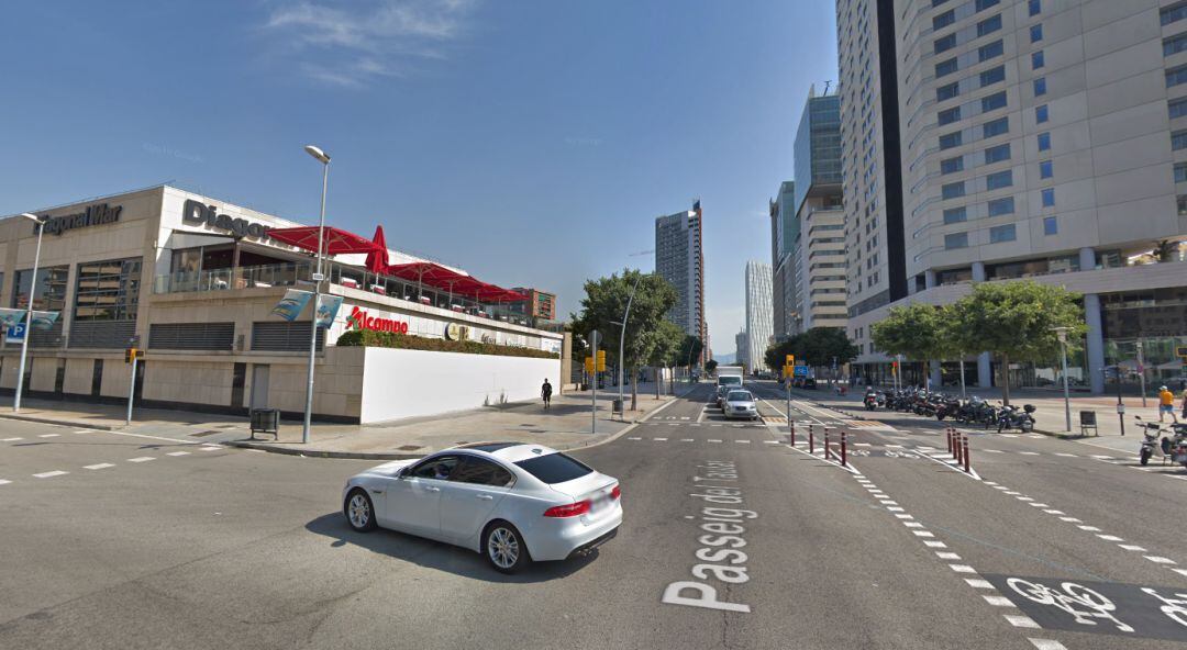 Imagen del paseo Taulat, a la altura del centro comercial Diagonal Mar