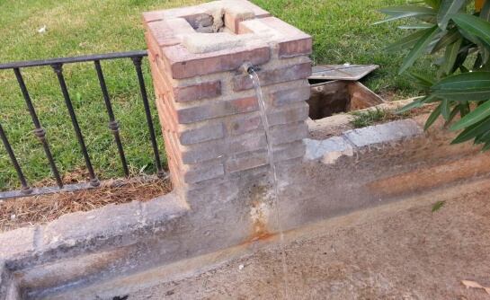 Bebedero de Plaza de la Reina, otra de las fuentes que está averiada