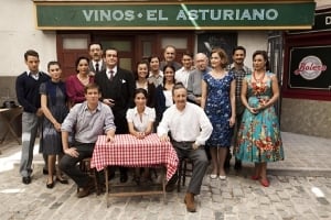 En la imagen, los actores y actrices de &#039;Amar en tiempos revueltos&#039; en uno de los escenarios de la serie: el bar &#039;El Asturiano&#039;.