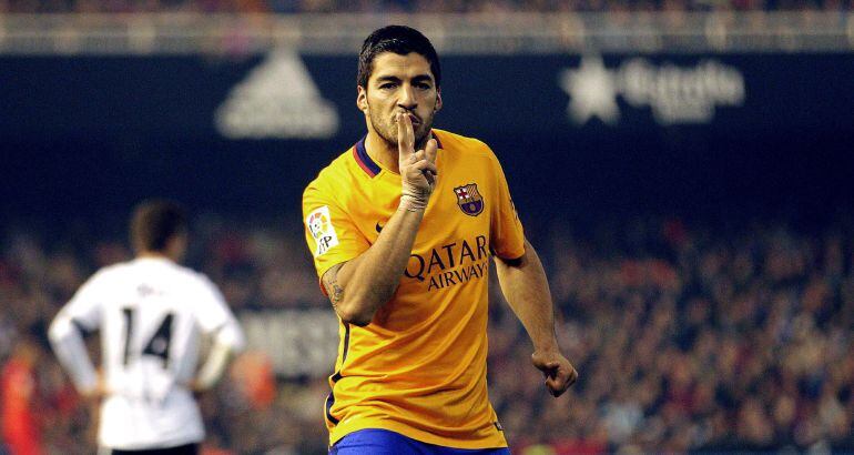 Luis Suárez celebra el gol en Mestalla.