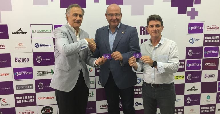 De izquierda a derecha: Tomás Membrado, presidente del Real Jaén; Javier Márquez, alcalde de Jaén y José María Álvarez, concejal de Deportes.