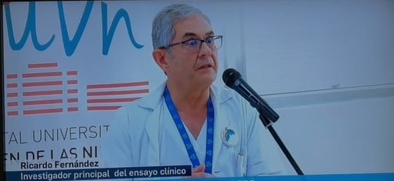 Imagen del jefe equipo médico del Hospital &#039;Virgen de las Nieves&#039; de Granada, Ricardo Fernández Valadés, que ha efectuado la operación