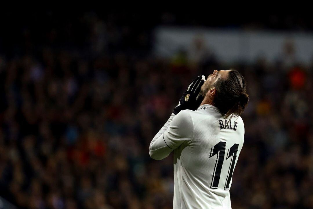 El delantero galés del Real Madrid, Gareth Bale, durante el encuentro correspondiente a la jornada 14 de primera división que disputan frente al Valencia en el estadio Santiago Bernabéu, en Madrid.