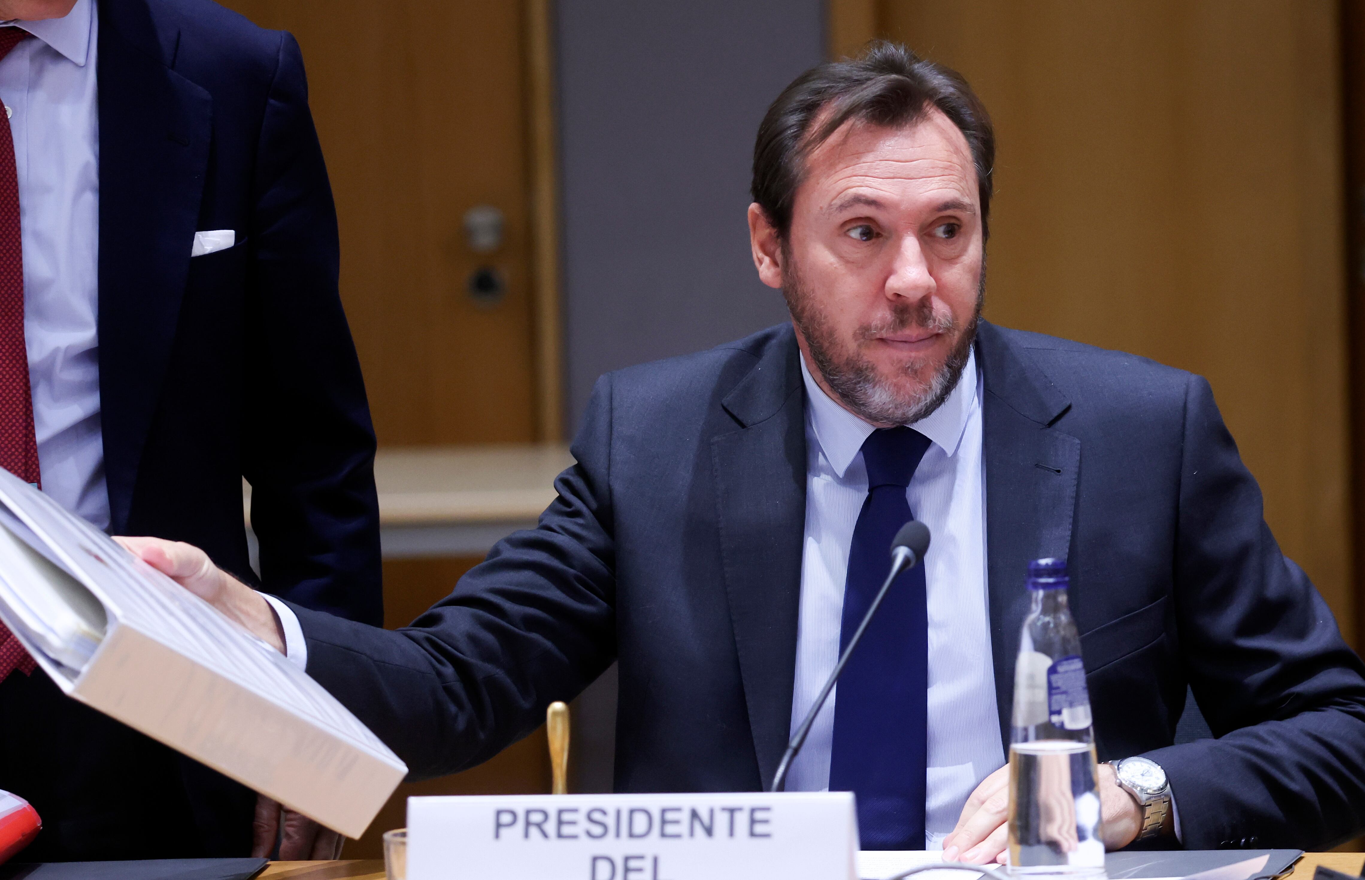 Brussels (Belgium), 04/12/2023.- Spanish Minister of Transport Oscar Puente looks on at the start of the European Transport Ministers Council in Brussels, Belgium, 04 December 2023. Ministers are expected to agree a general approach on a proposal for a regulation on the accounting of greenhouse gas emissions of transport services and will take note of a progress report on a revised directive on weights and dimensions for heavy-duty vehicles (HDVs), as part of their work on the &#039;greening freight transport&#039; legislative package. (Bélgica, Bruselas) EFE/EPA/OLIVIER HOSLET
