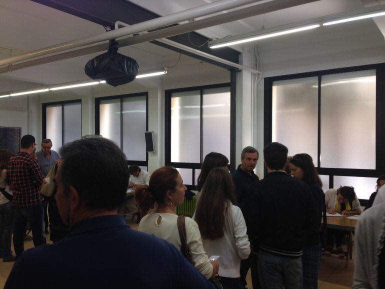 Votants a l'escola Eiximenis de Girona