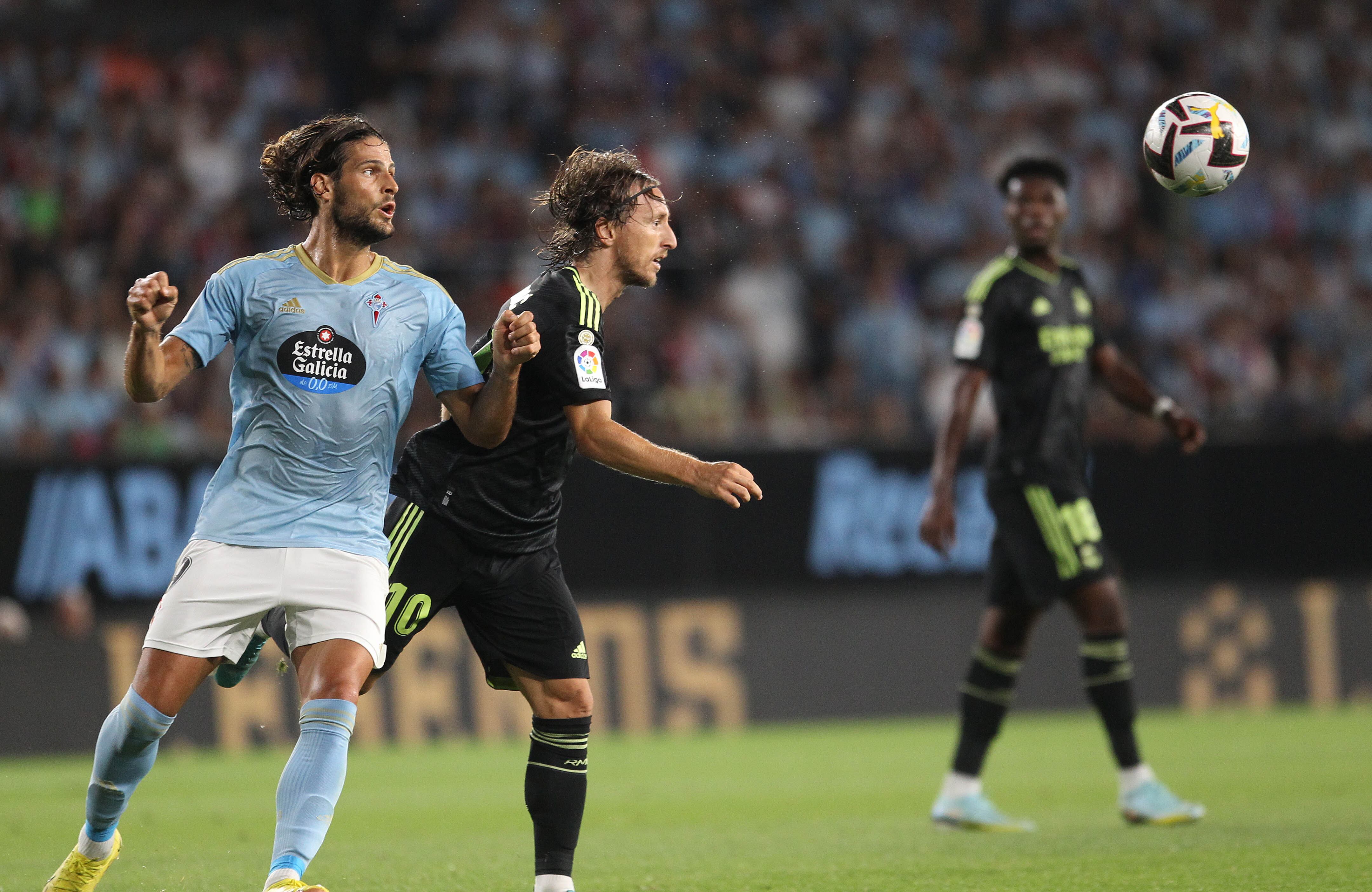 VIGO (PONTEVEDRA), 20/08/2022.- El centrocampista delantero del Real Madrid Luka Modric (c) pelea un balón con Gonçalo Paciencia (i), del Celta, durante el partido de Liga en Primera División que se disputa este sábado en el estadio de Balaídos, en Vigo. EFE/Salvador Sas
