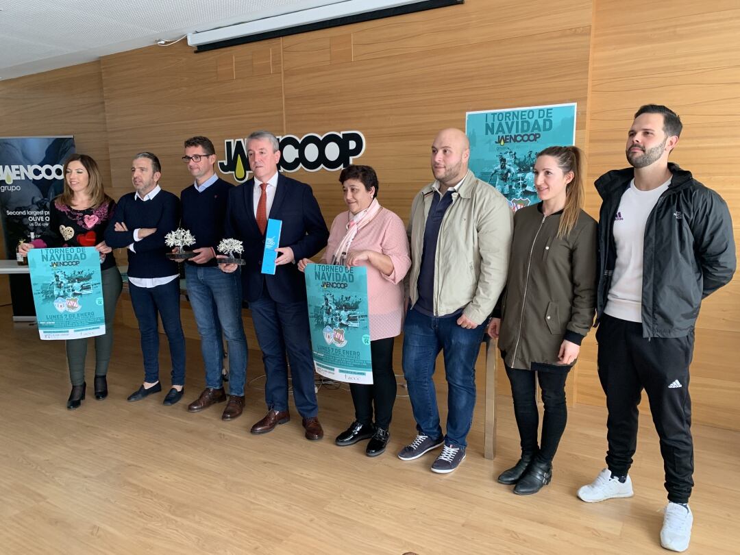 Presentación del torneo en la sede de Jaencoop. En la imagen posan María Espinar, Francisco José Martínez, Francisco Miralles, Cristóbal Gallego, Isabel Nogueras, Hugo Navarrete, Gemma Caparrós y Esteban Rivas.