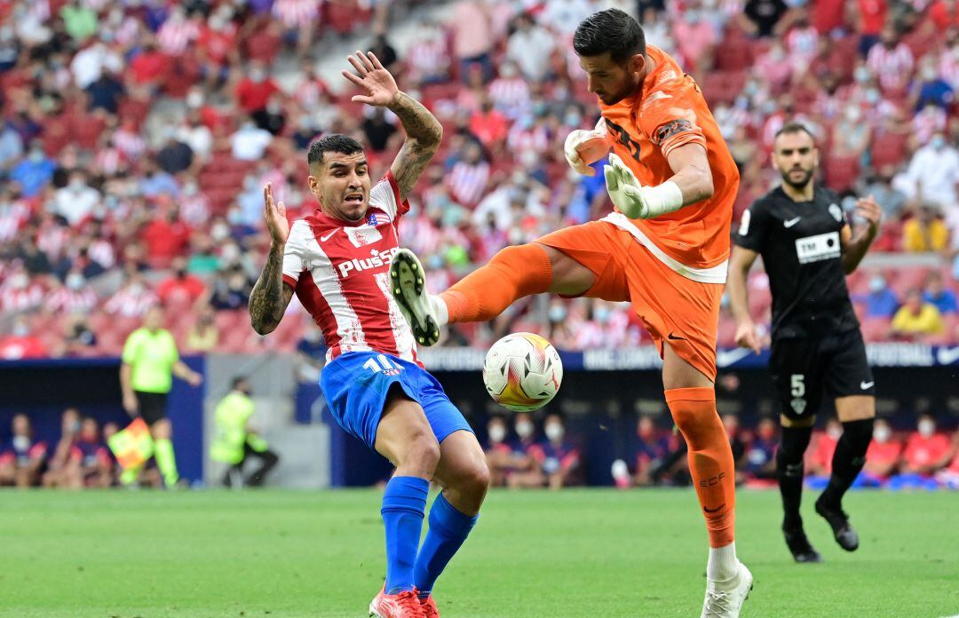 Kiko Casilla intenta despejar el balón que acabaría en el 1-0 atlético