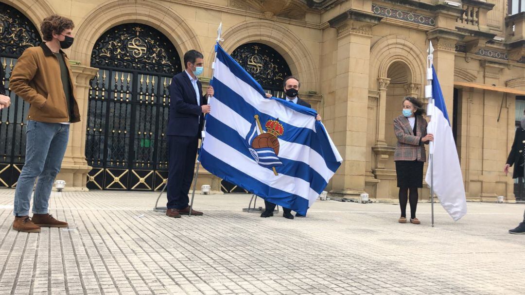 Eneko Goia y Jokin Aperribay con la bandera de la Real Sociedad 
