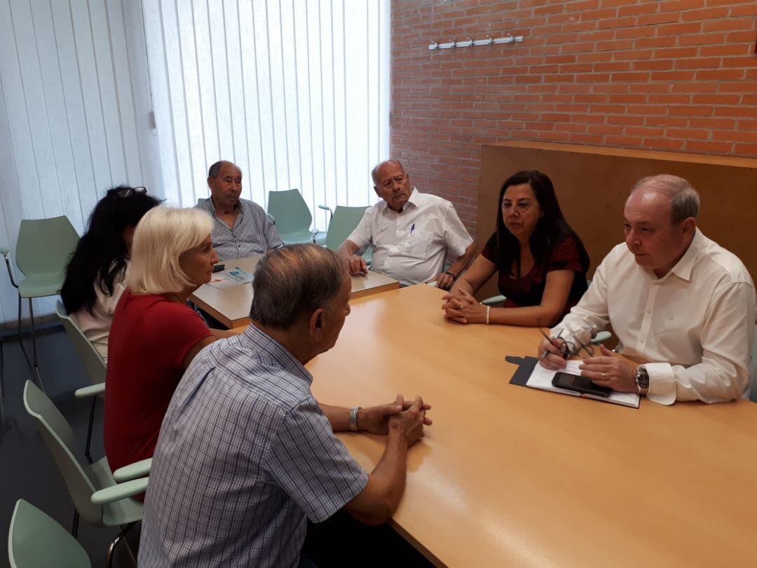 Momento de la reunión de los ediles socialistas con responsables del Centro Social Comunitario Gastón Castelló