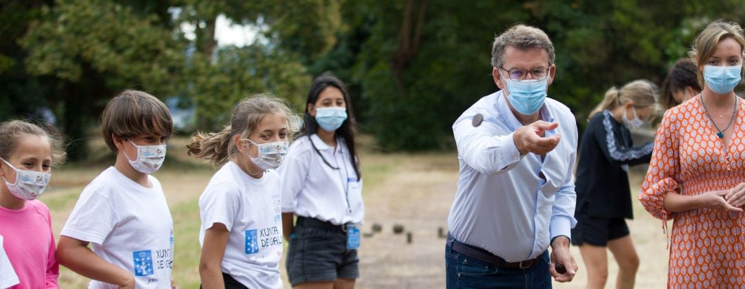 Feijóo visita uno de los campamentos de la Xunta en A Coruña