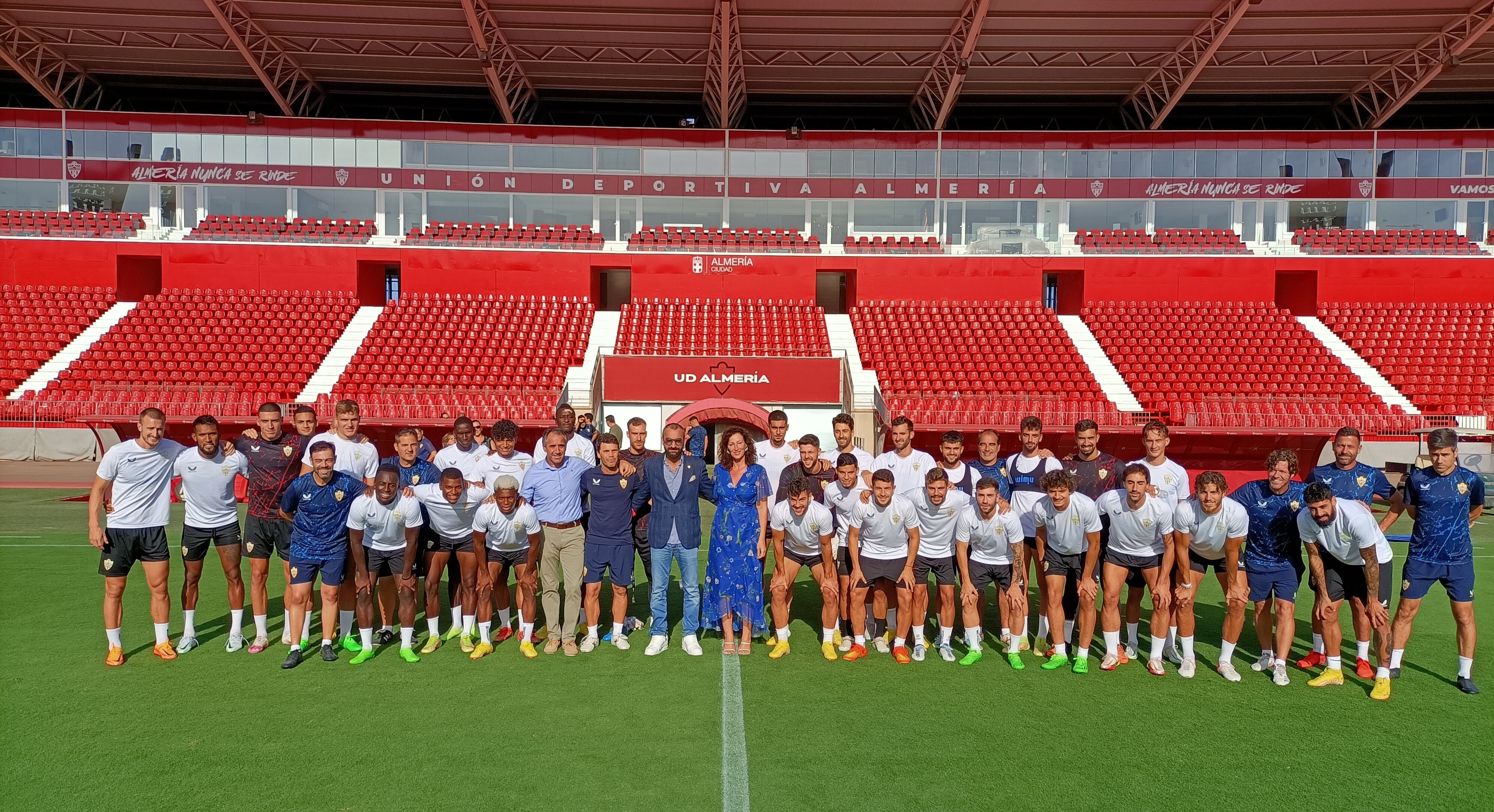 Foto de familia con María Vázquez y Mohamed El Assy.