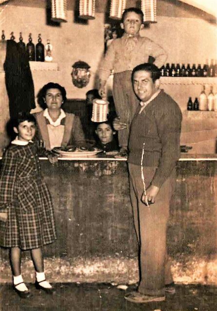Cantina del cine Avenida 1956. Izq a dch: Mª Inés Tari Méndez. Mª Méndez Barcelona. "El Antoñales". Subido en la barra: Francisco Damián Tari y el empresario Francisco Tari Gutiérrez. Muchos cines eran gestionados por familias en las que todos participaba