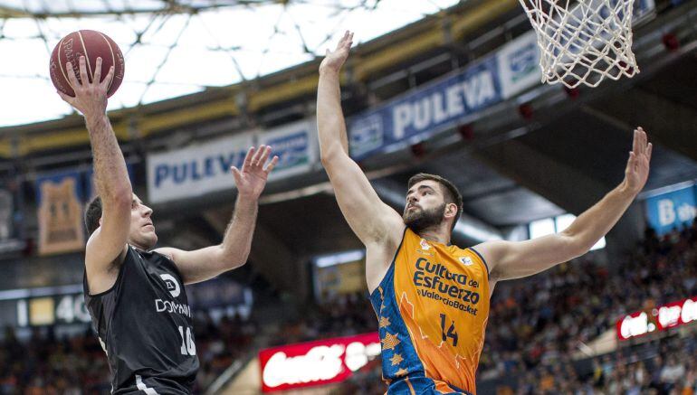 GRA238. VALENCIA, 30/05/2015. El base del Dominion Bilbao, Joaquin Colóm (i), trata de anotar ante la defensa del ala-pivot montenegrino del Valencia Basket, Bojan Dubljevic, durante el segundo partido de cuartos de final del playoff de la liga jugado esta tarde en el pabellón de la Fuente de San Luis de Valencia. EFE/Manuel Bruque.