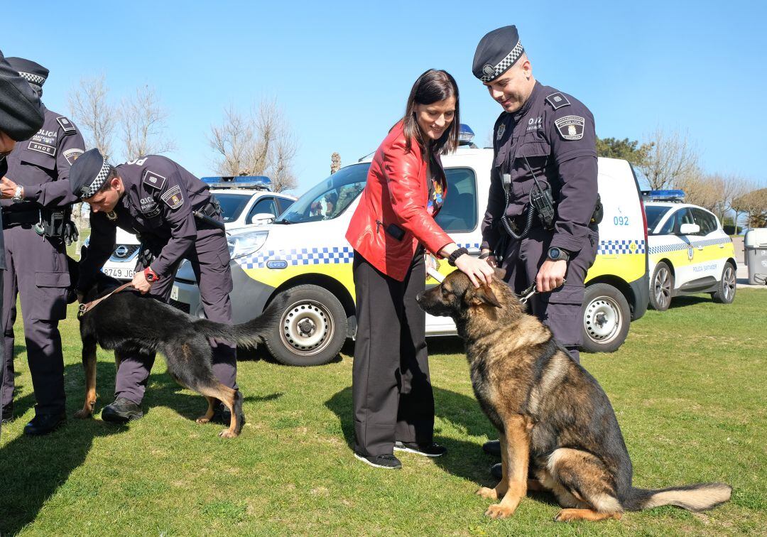 La alcaldesa de Santander, Gema Igual, conoce la Unidad Canina de la Policía Local