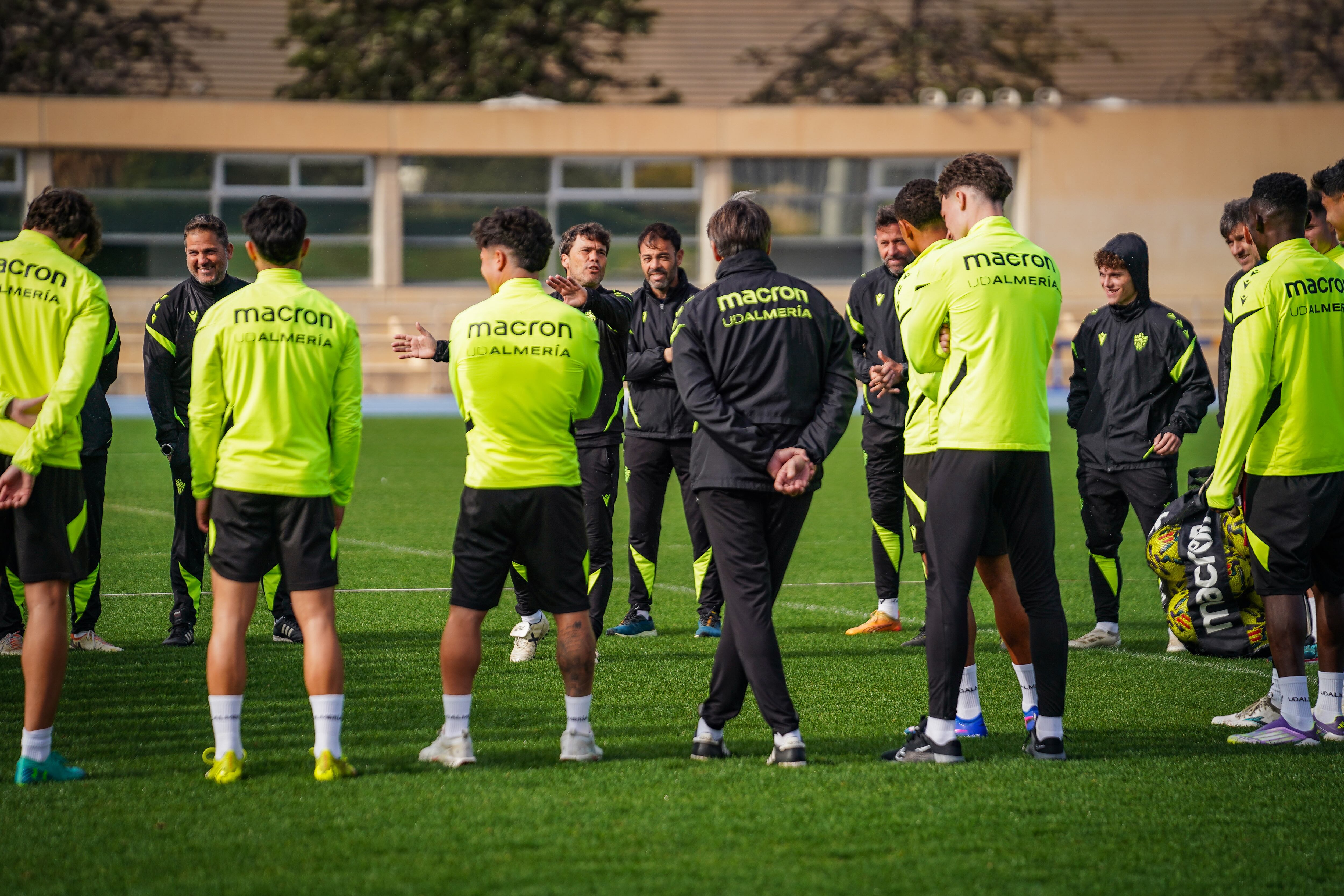 Rubi se dirige a unos futbolistas que sueñan con el ascenso.