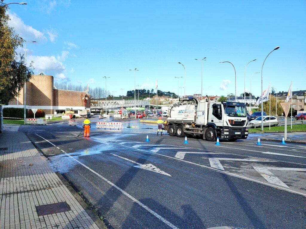Rotura de una tubería del agua en Palavea (A Coruña)