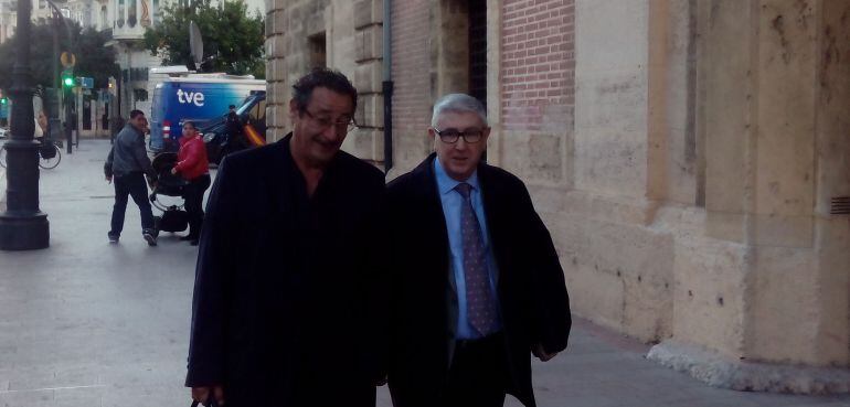 Vicente Sanz, acompañado por su abogado, llega al Tribunal Superior de Justicia de la Comunitat Valenciana