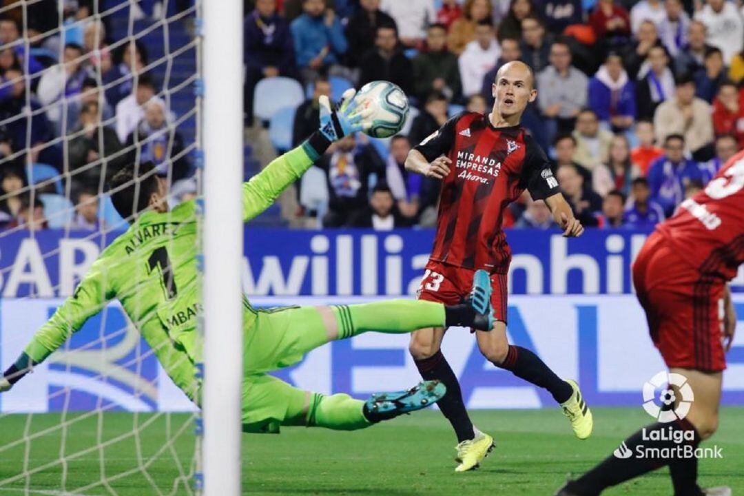 Cristian Álvarez detiene una de las numerosas ocasiones del Mirandés