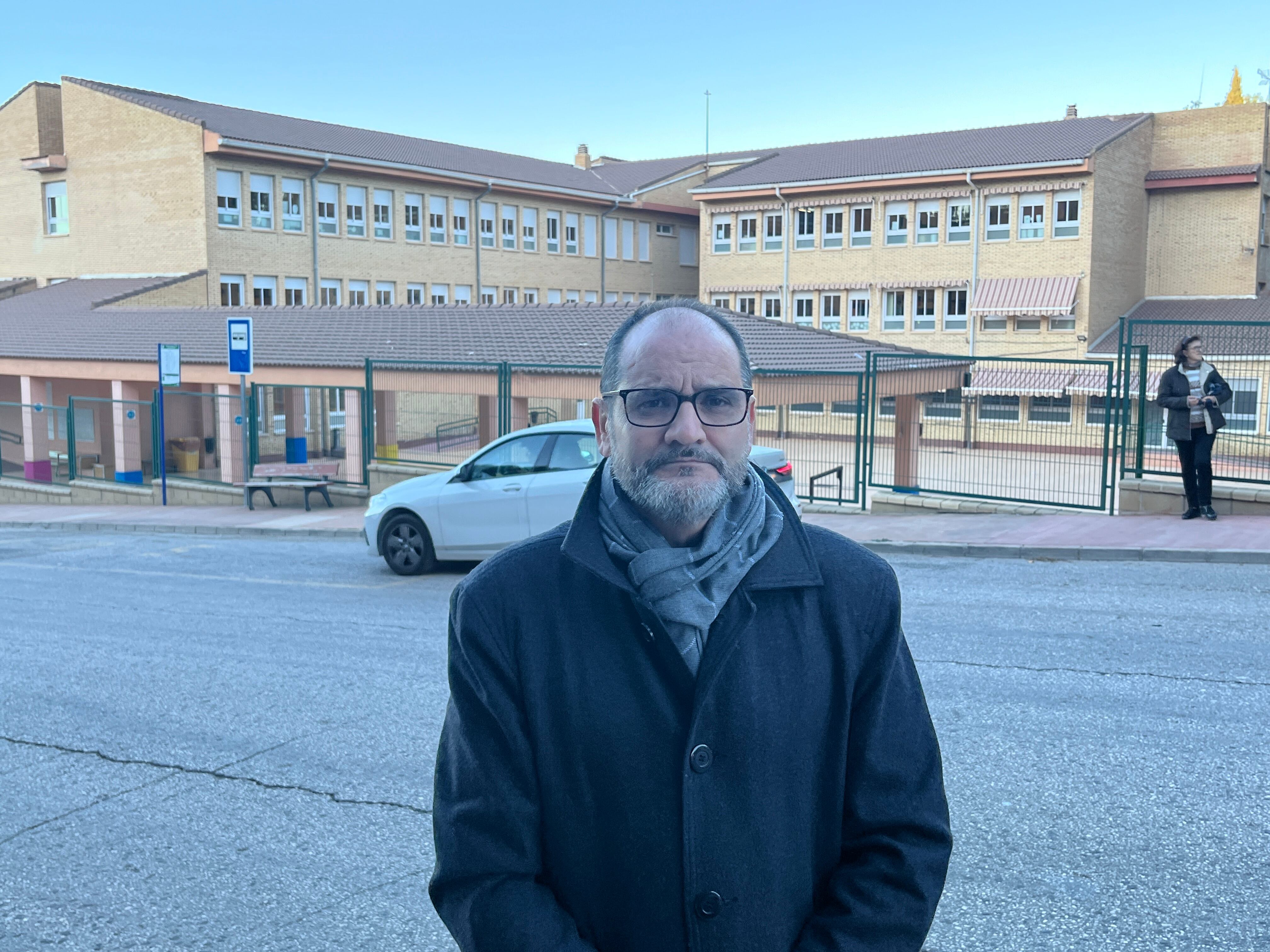 Fernando Díaz en uno de los colegios donde se pretende instalar placas solares