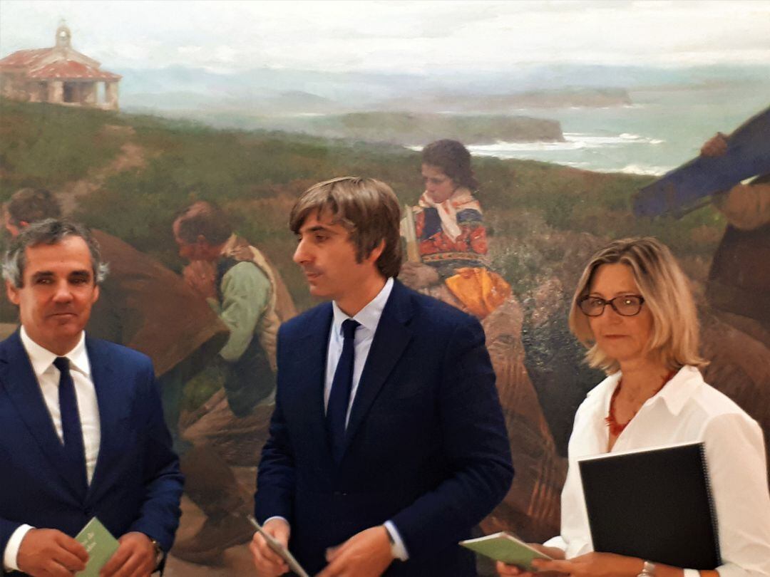 El director del Museo de Bellas Artes de Asturias, Alfonso Palacio (en el centro) ha presentado la nueva para el último tramo de 2018