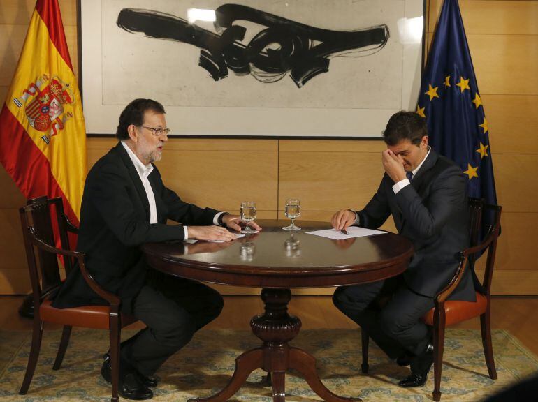 El presidente del Gobierno en funciones y del PP, Mariano Rajoy (i), durante la reunión que mantuvo en el Congreso con el líder de Ciudadanos, Albert Rivera.