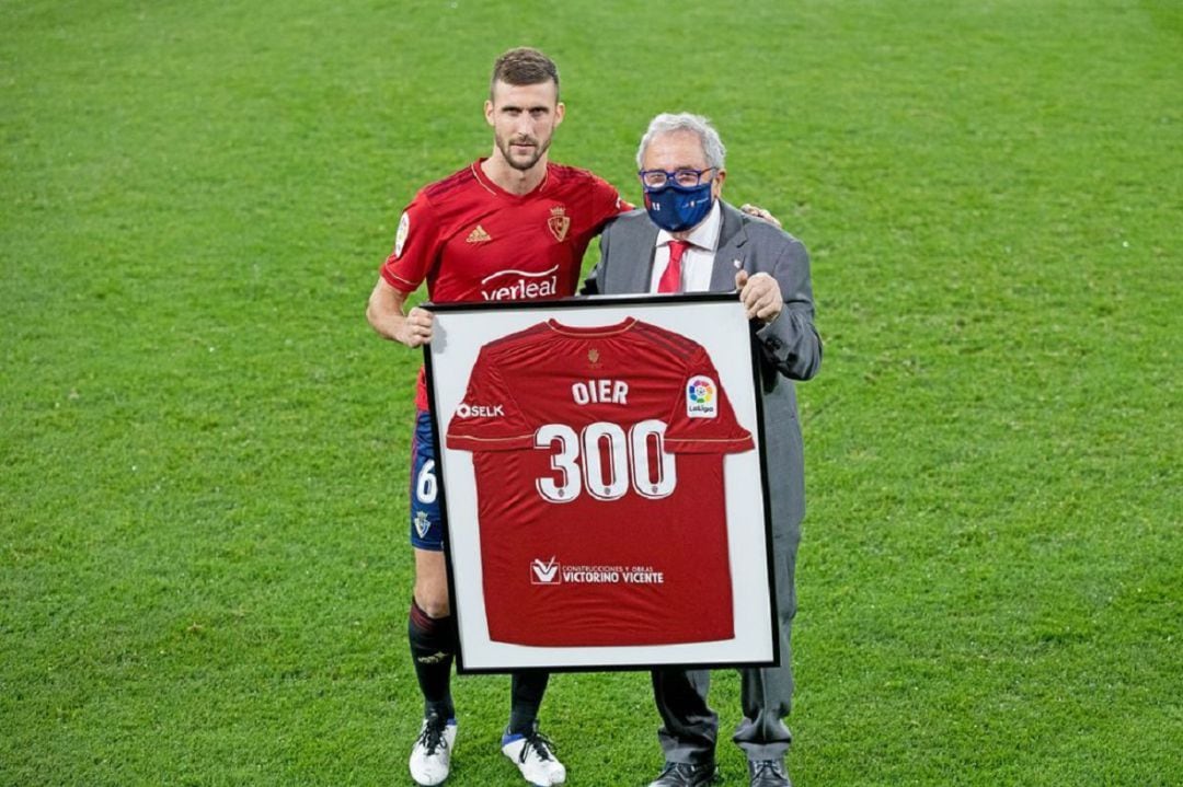 Oier Sanjurjo celebrando su partido 300 con Osasuna junto al presidente del club Luis Sabalza en el Sadar 